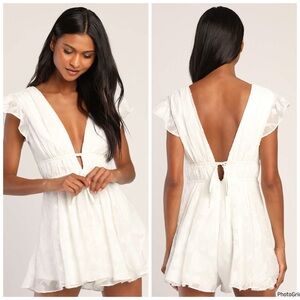 NWOT Lulu’s All About the Flowers White Floral Romper L $59 Large